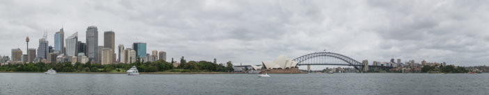 Blick vom Mrs Macquarie's Chair mit Skyline, Oper und Brücke (Panorama, klicken zum Vergrößern)