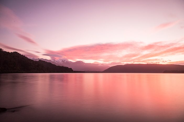 Blick auf den See bei Sonnenuntergang auf der Ottos Corner Campsite