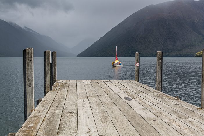 Lake Rotoiti bei "Weltuntergangswetter" mit Segelboot