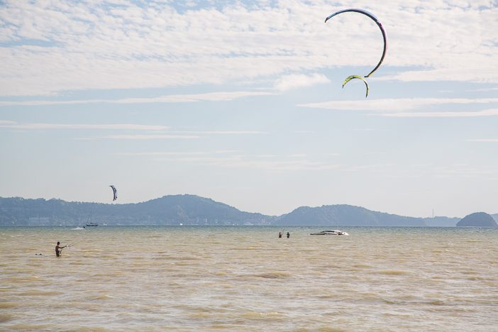 Ersteinmal den Kite halten und steuern lernen. Erst später geht es auf das Board.